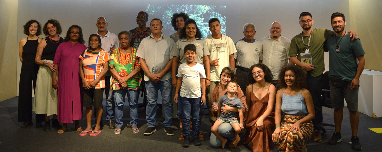 Na fotografia, consta a equipe de pesquisa e preservação do Museu da Imigração, em conjunto com debatedores do Museu Afro-Brasil e da Equipe de Articulação e Assessoria às Comunidades Negras.