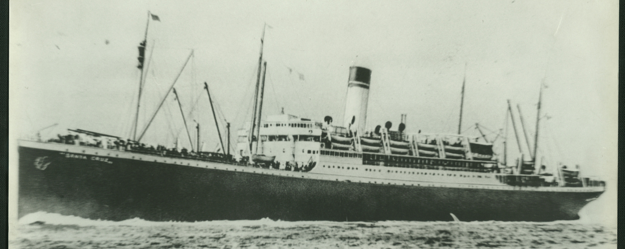 Imigração russa. Navio Santa Cruz que transportou deslocados de guerra russos para o Brasil. Rio de Janeiro (RJ), 1948. Coleção: Katharina Neverovsky.