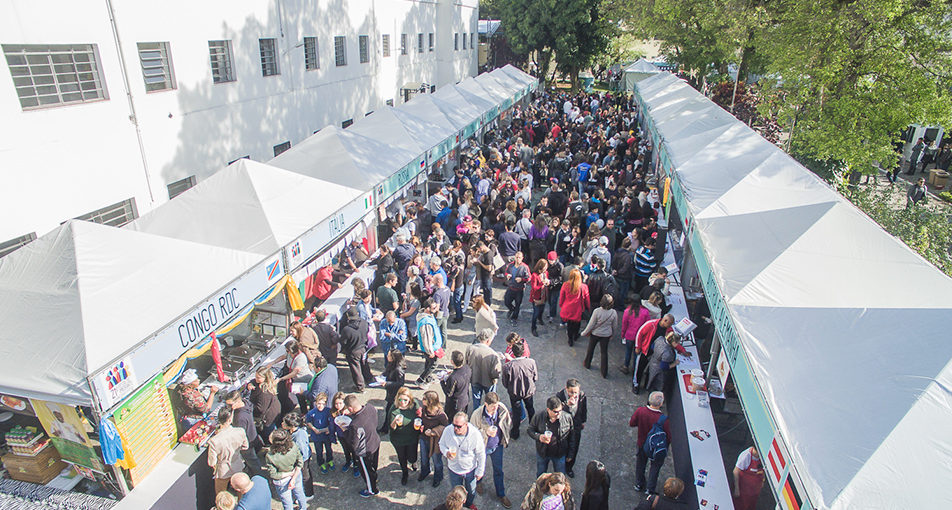 Público e tendas de gastronomia na Festa do Imigrante