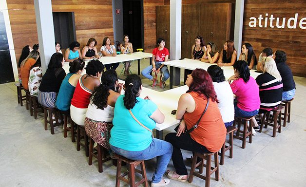 Foto de pessoas durante uma visita educativa ao museu.